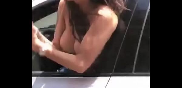  Chica muestra sus tetas en un carro en Panamá